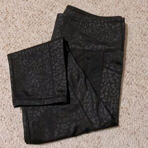 CVG Black Leopard capris - L